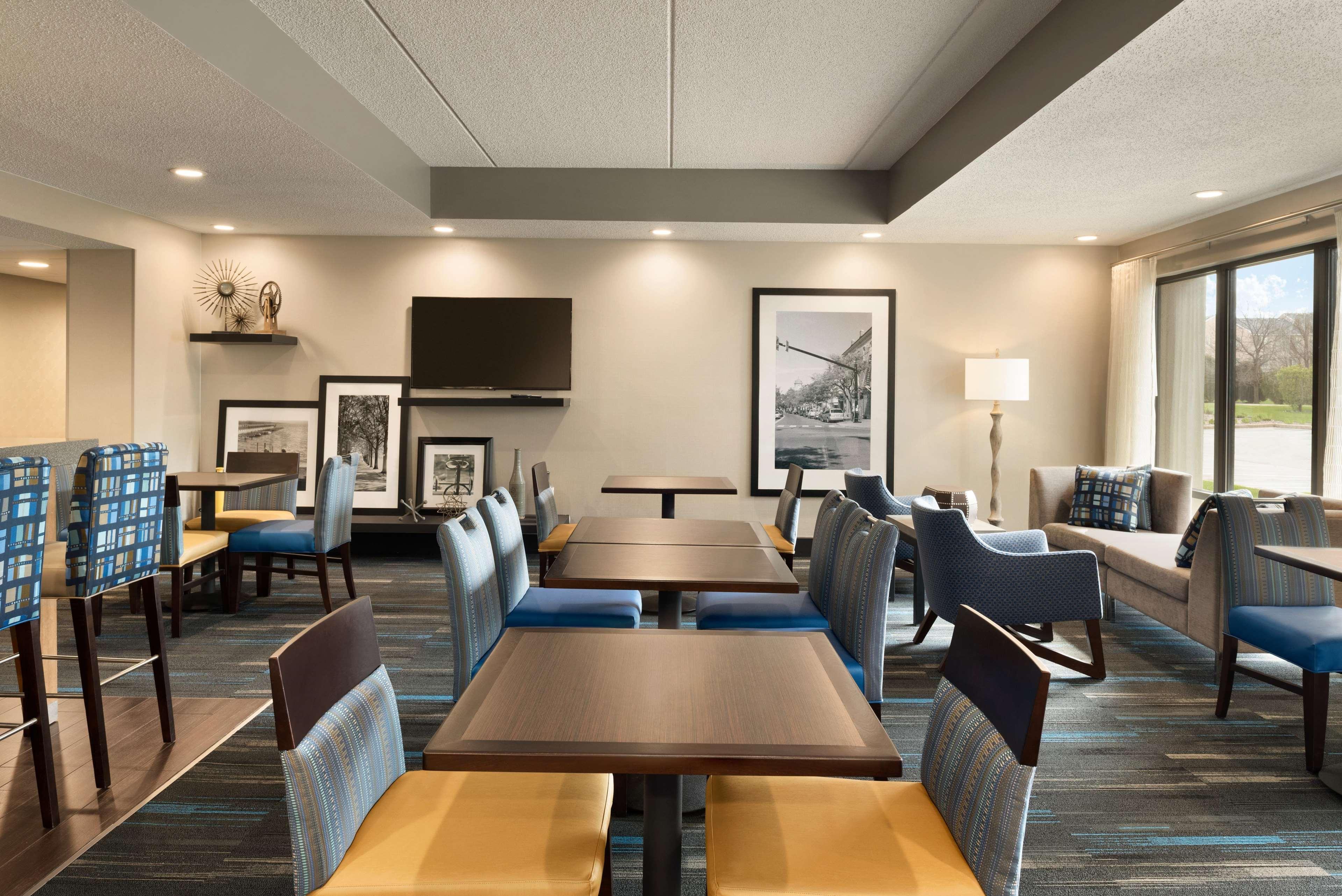 Hampton Inn Appleton-Fox River Mall Area Екстериор снимка