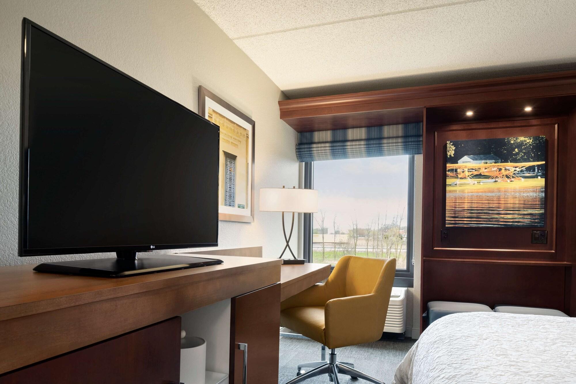 Hampton Inn Appleton-Fox River Mall Area Екстериор снимка