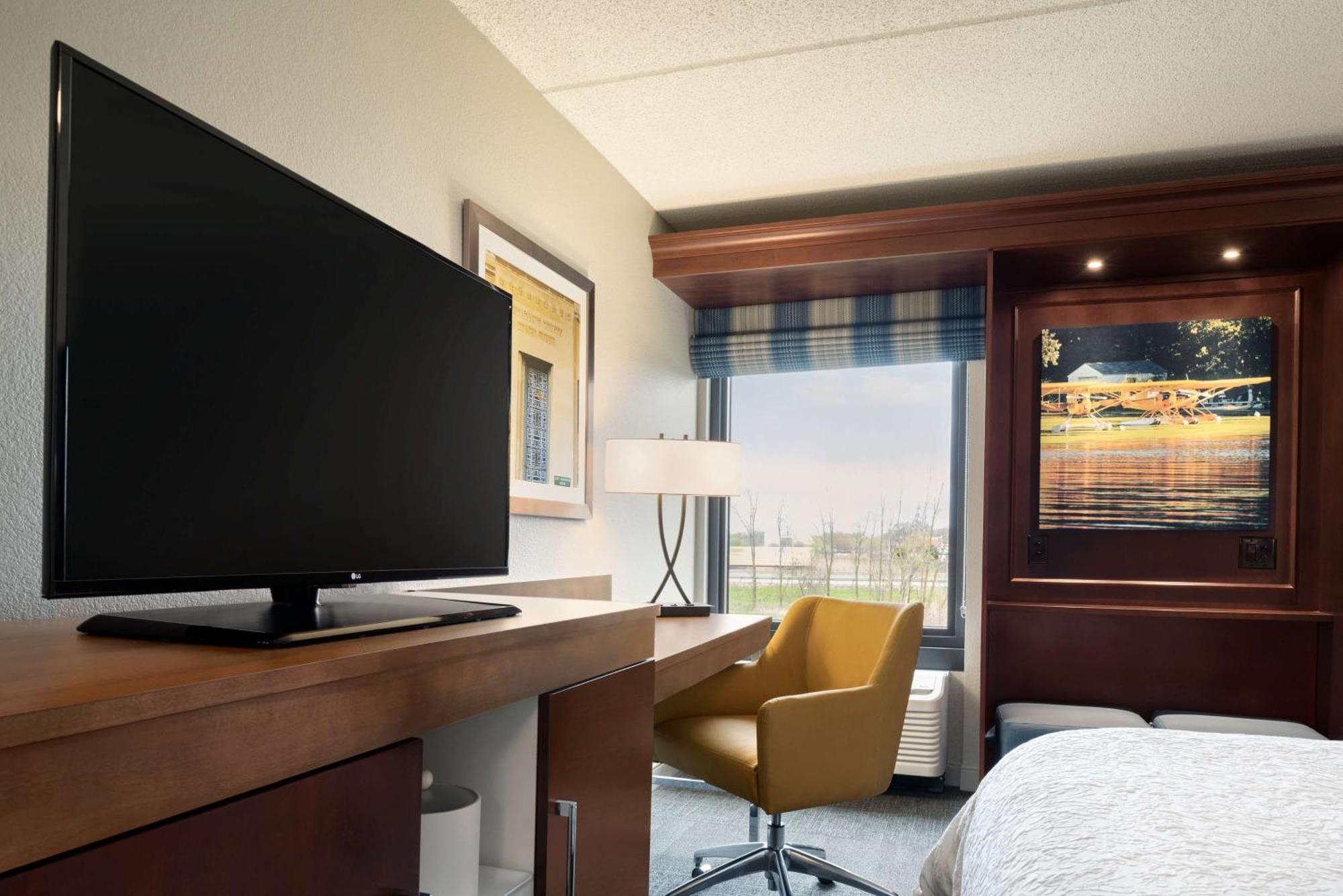 Hampton Inn Appleton-Fox River Mall Area Екстериор снимка
